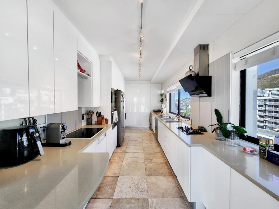 To Let 4 Bedroom Property for Rent in Sea Point Western Cape